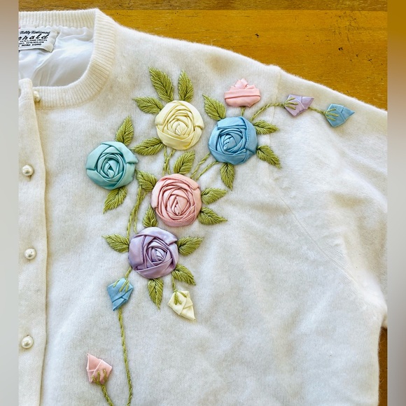 Original 50s Vintage Angora Lambswool Cardigan Sweater Large Flower Embellished - Picture 2 of 11